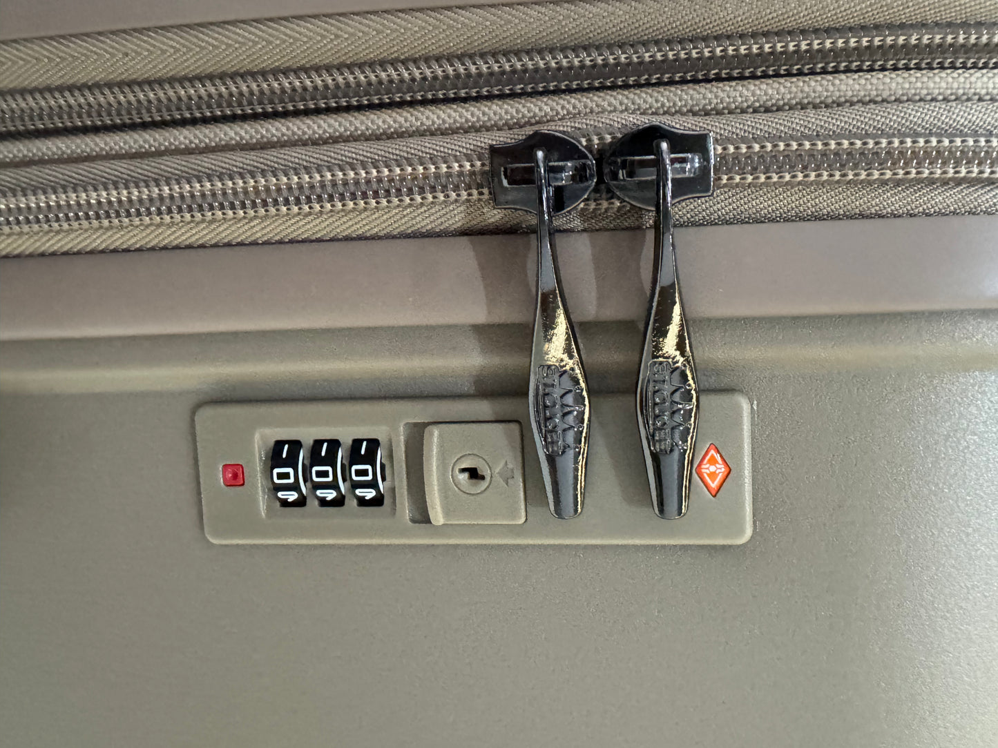 LUGGIT -Nagoya  luggage set of 3 Double zipper & Expandable  Design , Deep green