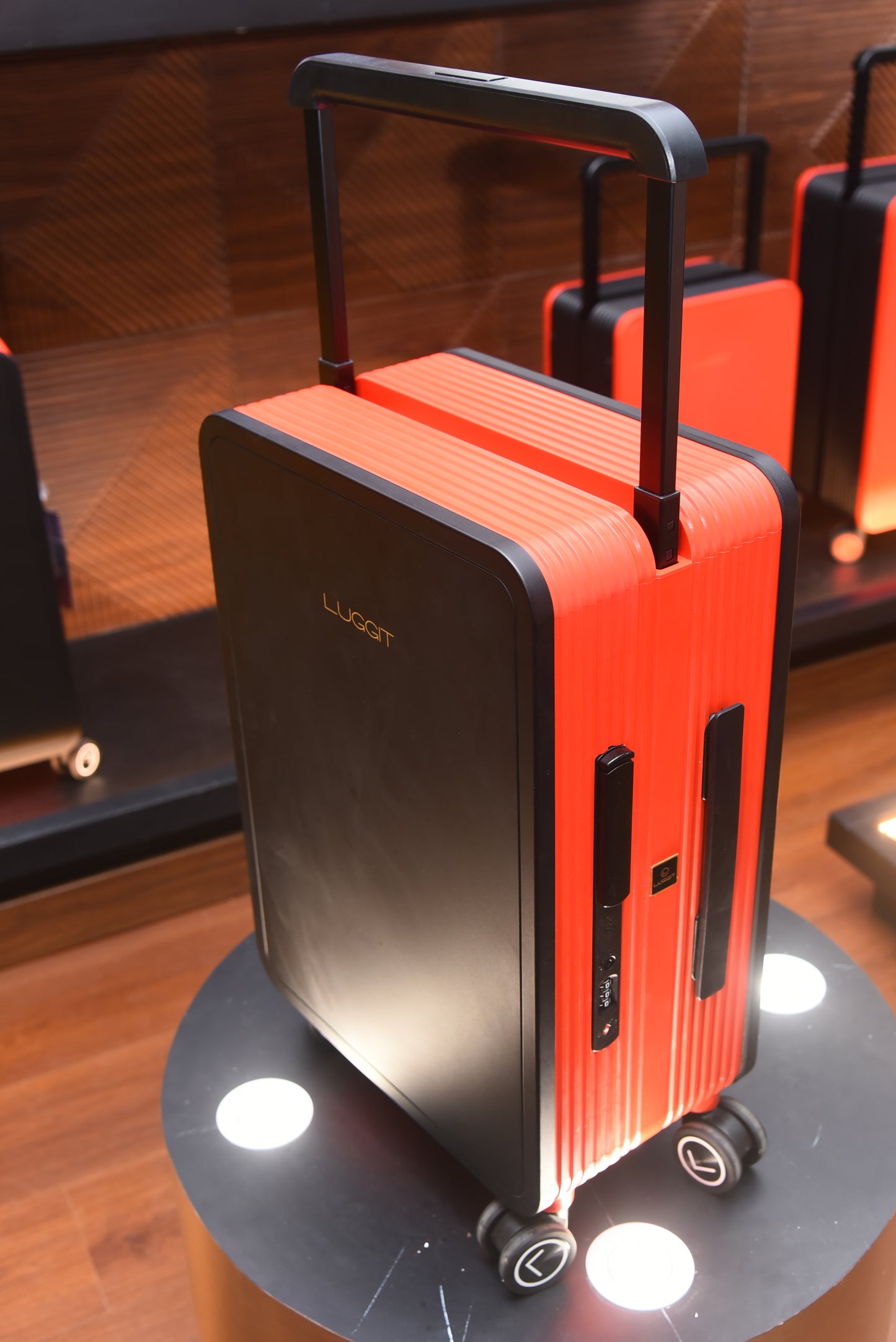 LUGGIT Premium Plus 20" Cabin 24" Check in Trolley bag  Dual Tone Black/Red