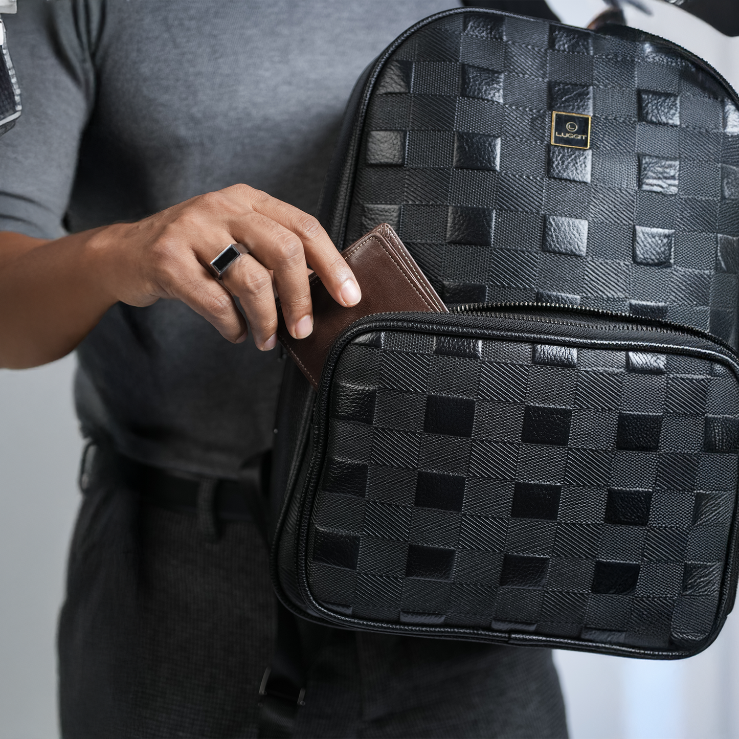 LUGGIT-BioShield-Pro Lifestyle-2411 Biometric Laptop Backpack